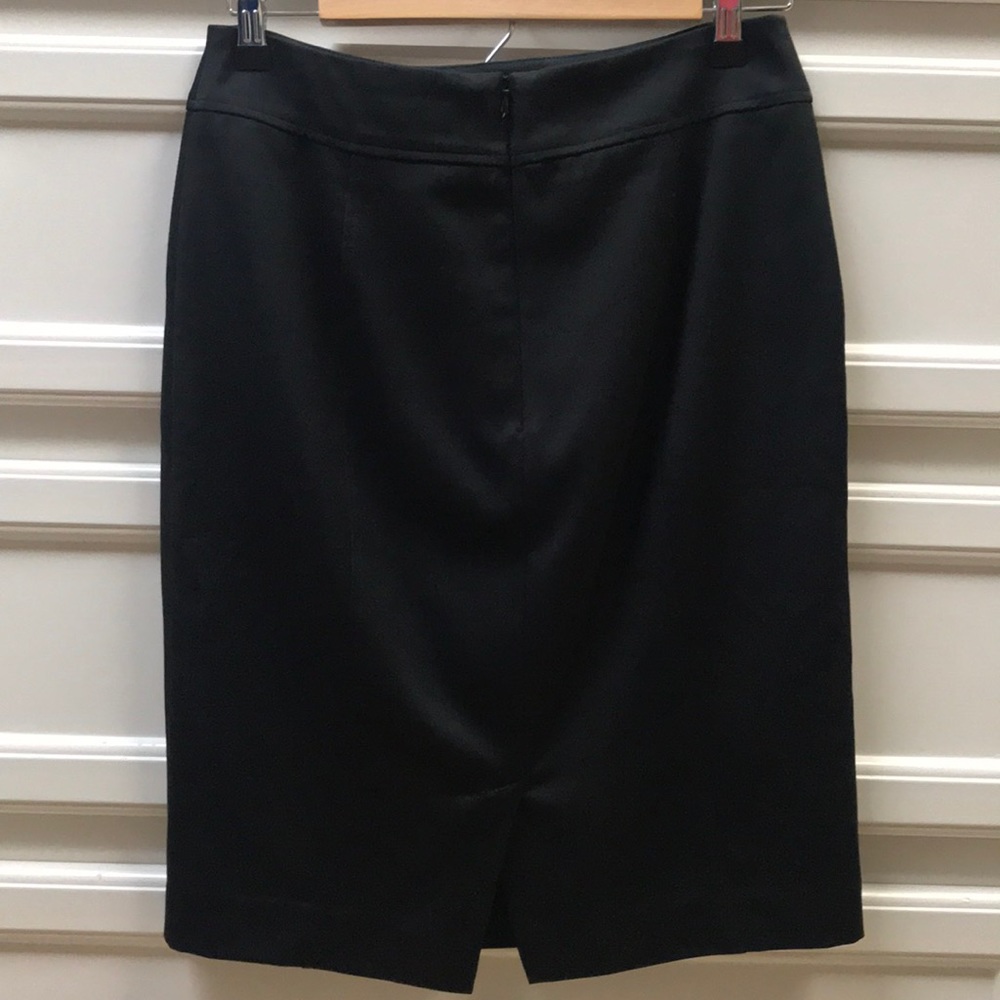 Black pencil skirt with button accent size 6US - Picture 4 of 6